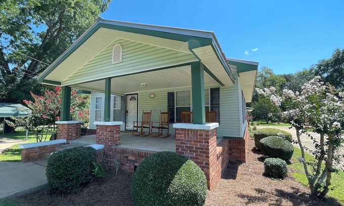 Bainbridge Casa | Lovely 3-bed 2 bath house with boat parking in charming Bainbridge