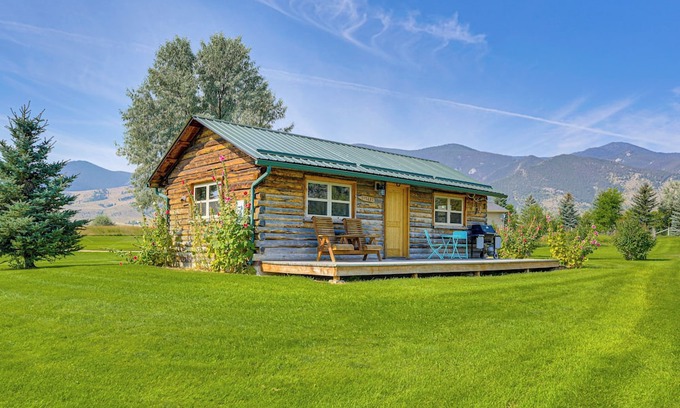 Alder Cabina | Montana Mountain Getaway: Deck & Amazing Views
