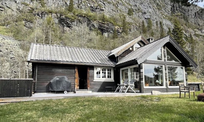 Sor-Aurdal Cabina | Adventure and wilderness in a mountain cabin with canoe, fishing rods, bikes and skiing