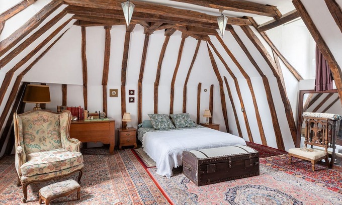 Clere-les-Pins Cama Y Desayuno | Guest Room 'La Mansarde' with Shared Garden and Wi-Fi