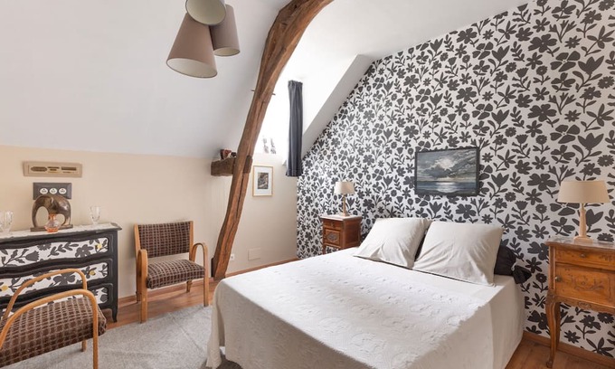 Clere-les-Pins Cama Y Desayuno | Guest Room 'Le Clocher' with Shared Garden and Wi-Fi