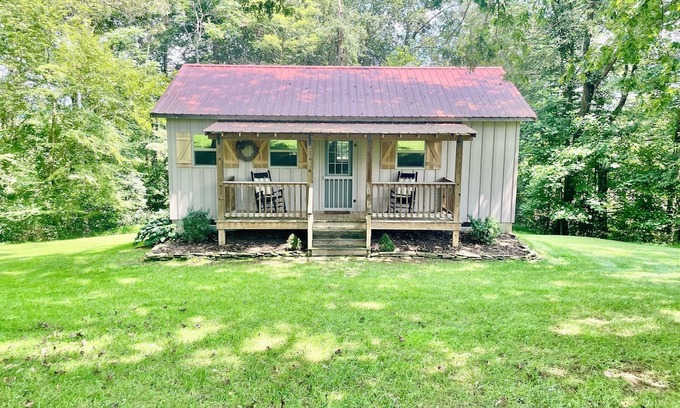 Elkin Cabina | Secluded farm cabin-private 100 acre retreat in Yadkin Valley Wine region
