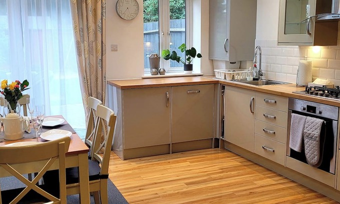 Alexandra Casa | Family-Friendly 3-Bedroom Home in Tolworth with Easy London Access