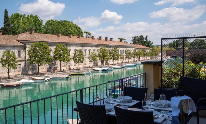 Peschiera del Garda City Centre Apartamento | Apartment 'Time To Relax - Terrace on the River' with Lake View, Wi-Fi and Air Conditioning