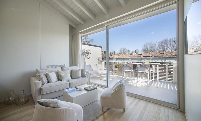 Peschiera del Garda City Centre Apartamento | Apartment 'Palazzo Cordigero - Bastioni' with Canal View, Wi-Fi and Air Conditioning