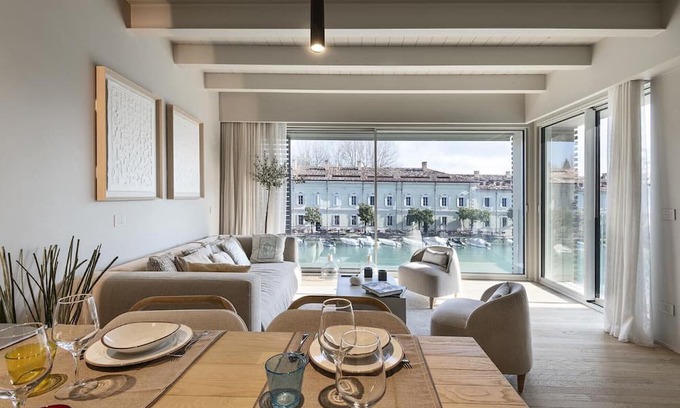 Peschiera del Garda City Centre Apartamento | Apartment 'Palazzo Cordigero - Canale' with Canal View, Wi-Fi and Air Conditioning