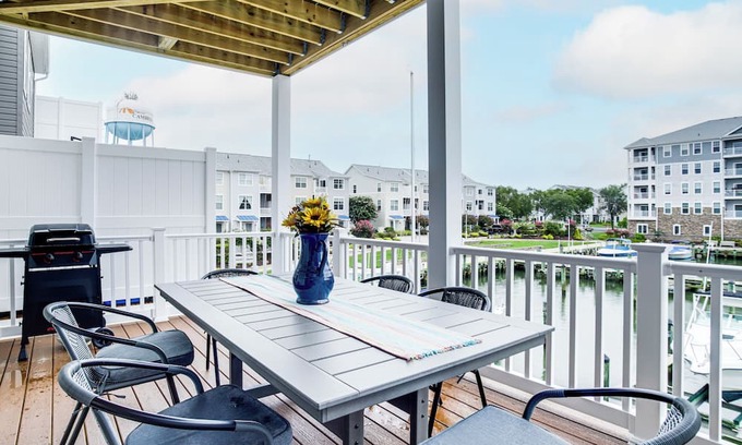 Cambridge Casa | < 1 Mi to Dtwn: Waterfront Townhome in Cambridge!