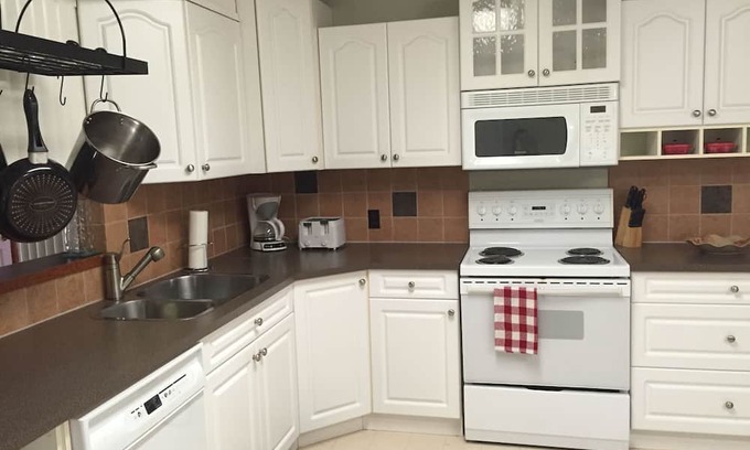 Sylvan Lake Cabaña | Upper Cottage Suite in Sylvan Lake - 2 Bedroom, sleeps 2 Adults