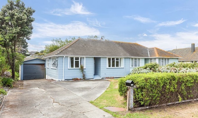Titahi Bay Casa | Kick back on Kapiti! Your home away from home, just steps from the beach.