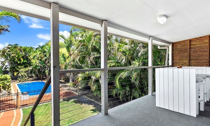 Urangan Casa | Large Waterfront Home With Pool
