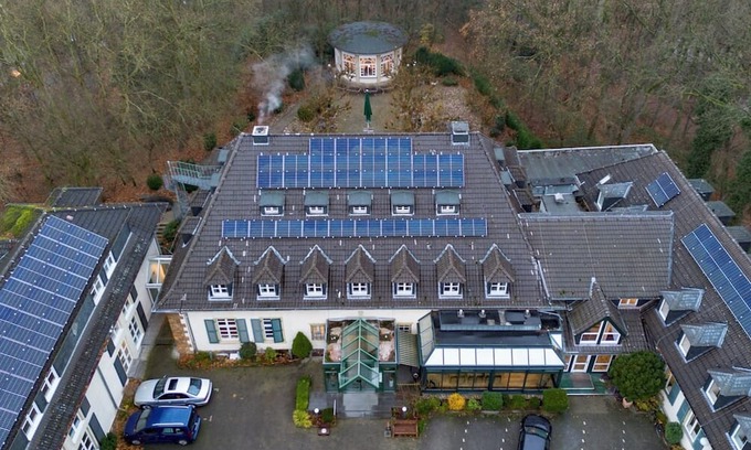 Heiligenhaus Hotel | Relaxing Room Near Museum Folkwang Pet Friendly With Free Parking