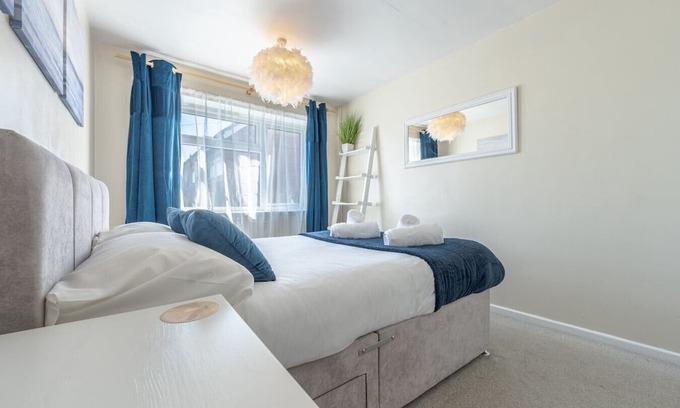 Newcastle-Under-Lyme Apartamento | Simple Comforts: 2BR Flat with Free Parking in Newcastle-under-Lyme