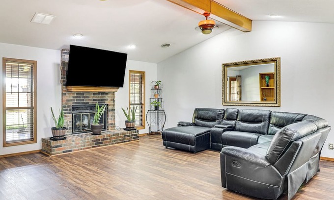 Roswell Casa | 3 Mi to Downtown Roswell: Home w/Patio + Yard