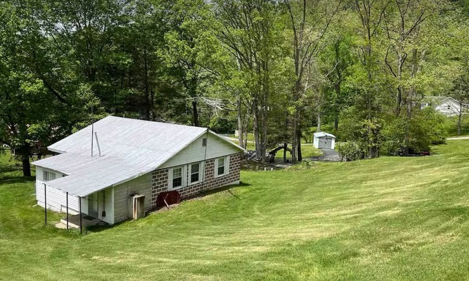 Summerlee Cabaña | Clarence's Country Cottage in the heart of the Appalachian hills.