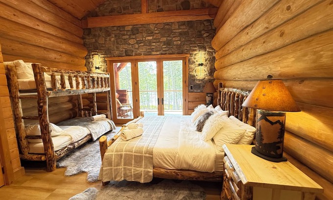 Blakeslee Cabina | Luxury Lakefront Log Cabin, steam room, sauna, professional karaoke, fire pit