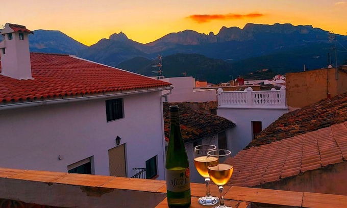 Callosa d' En Sarria Casa | Yellow House with WiFi and Air Conditioning
