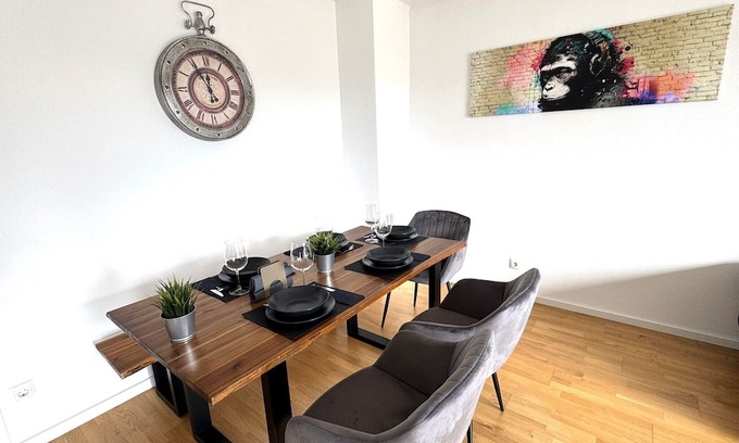 Unteraurach Apartamento | Upscale living with balcony, parking space and less than 10 minutes to the city center