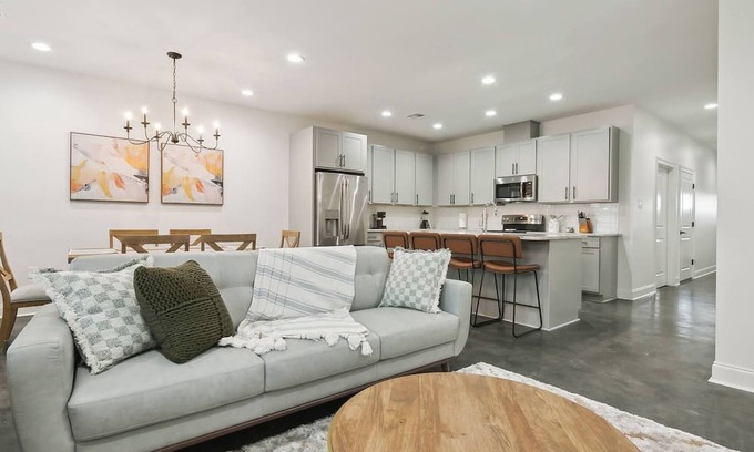 Braithwaite Casa | Luxury 3BR – Near LNG & NOLA