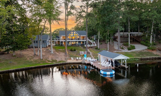 Henrico Casa | Lakefront, Hot Tub, Kayaks, Pool Table & Fire Pit