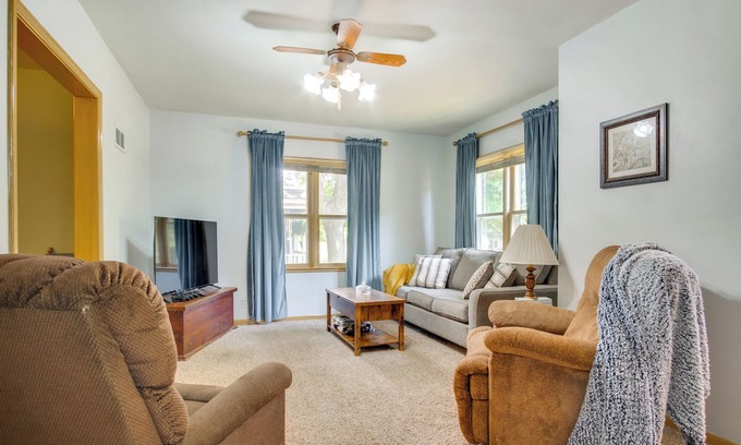 Rock Rapids Casa | Deck & Spacious Yard: Family Home in Rock Rapids!