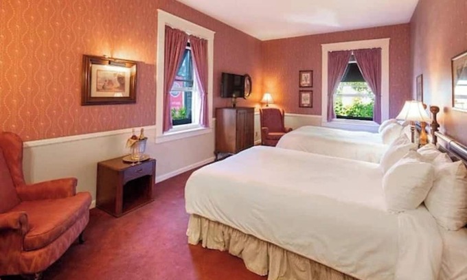 Santa Rosa Hotel | Charming Double Queen Room Near Bodega Bay + Scenic Spots for Nature Lovers