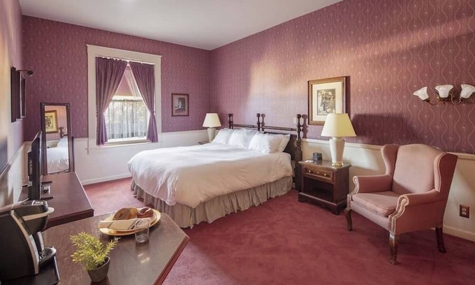 Santa Rosa Hotel | Experience Historic Charm + Comfort in a Serene Santa Rosa Wine Country Room