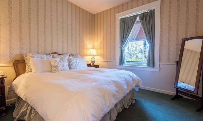 Santa Rosa Hotel | Elegant Suite Near Charles M. Schulz Museum – Perfect for Couples + Wine Lovers