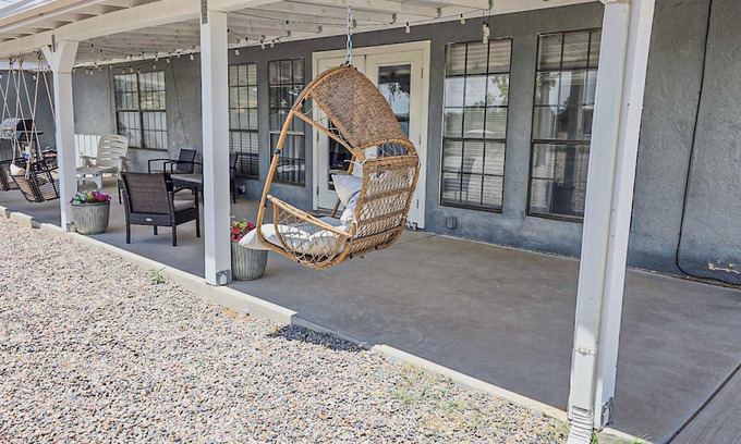 Los Lunas Casa | Comfy 3-bedroom home with massage chair and arcade right off freeway
