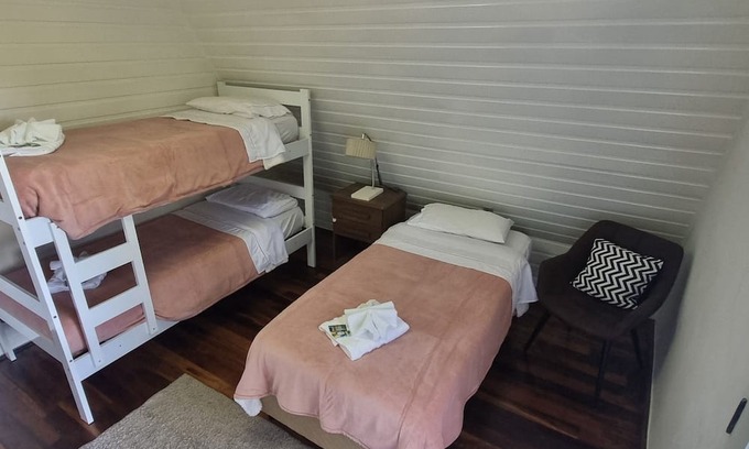 Jardim Andira Casa | House with two large bedrooms 5 minutes from the center.