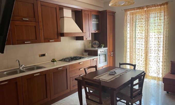 Cetara Apartamento | Apartment 'Ce Tour - La Casa del Limone di Nonni' with Mountain View, Wi-Fi and Air Conditioning