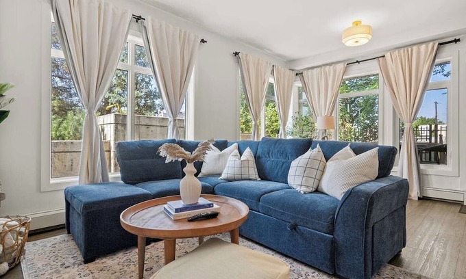 Whyte ave Condominio | Walk to cafes, Safeway, and trails from this stylish Whyte Ave groundfloor suite
