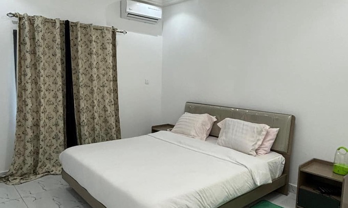 Serrekunda Apartamento | Lovely 2-bedroom apartment in kotu near the fire service with AC