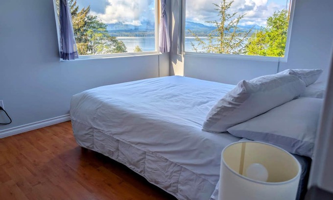 Alert Bay Casa | Cliff Haven on the Bay, Panoramic Ocean & Mountain views, 1 bdrm, 2 beds Cottage