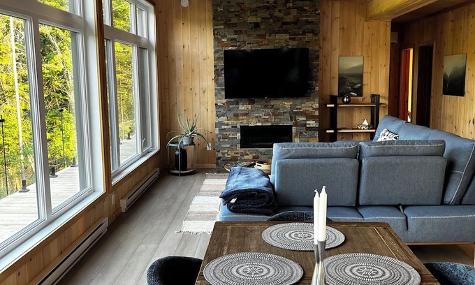Saint-Calixte Chalet De Esquí | Escape to nature: chalet with spa, hiking, and lake access!