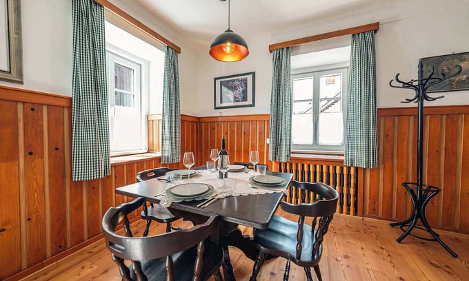 Altaussee Apartamento | Sieglgut: Theodor Herzl Suite | Kitchen | Parking
