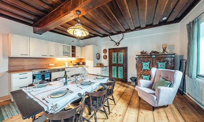 Altaussee Apartamento | Sieglgut: Strauss Suite | Kitchen | Parking