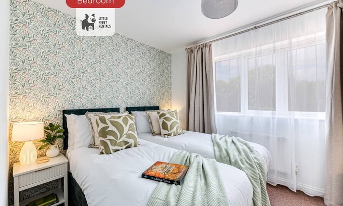 Marston Moretaine Apartamento | Modern 2BR w/Parking EV Charger