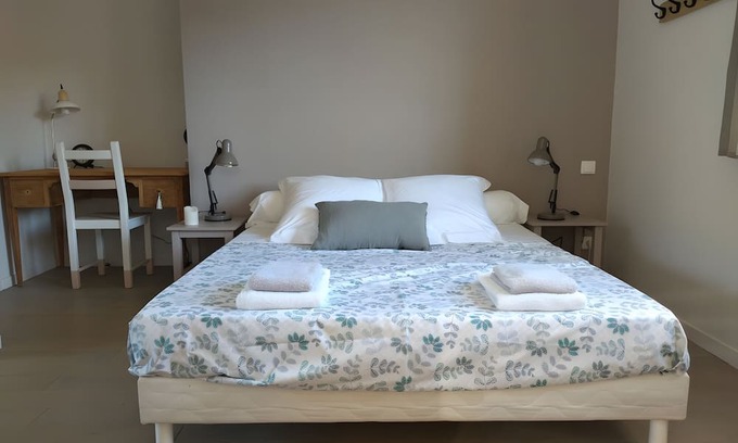 Bourg-Saint-Andeol Casa | Guesthouse 'Chambre Côté Vignes' with shared pool, communal garden and Wi-Fi