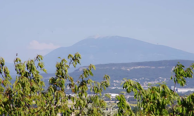 Bourg-Saint-Andeol Casa | Guest House 'Chambre Côté Ventoux' with Shared Pool and Garden