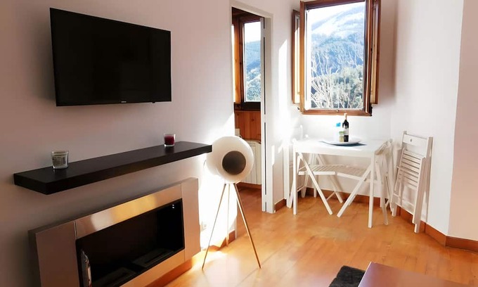 La Molina Apartamento | Apartment 'Sol I Vent La Molina' with Mountain View and Wi-Fi