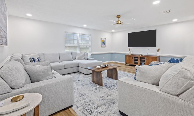 Prien Casa | 3 Minutes to Casino/Pool & Hot Tub