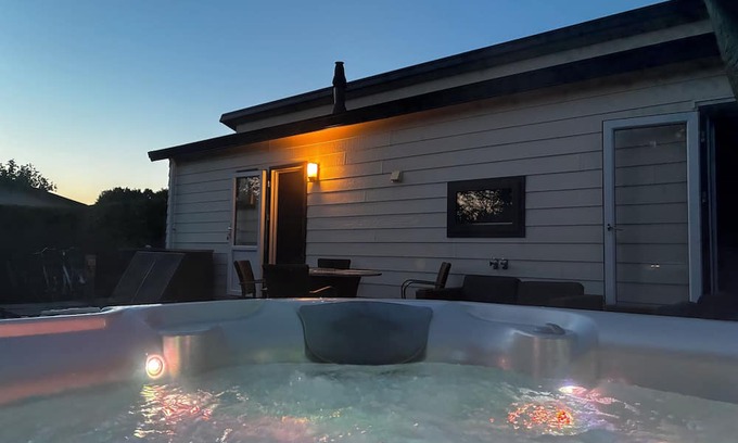 Heetveld Chalet De Esquí | Luxury Holiday Chalet 1-4 persons with Private Jacuzzi, Private Sauna and Sun Shower.