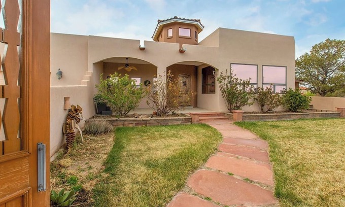 Northeast Heights Casa | 4-bedroom house in awesome Albuquerque with stunning Mountain View