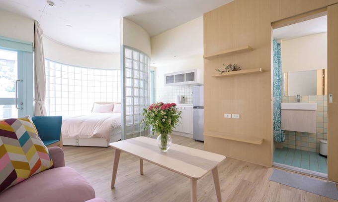 Songshan Apartamento | Stylish 2F Large Studio, Taipei, Elevator, AC, 1 unit in a floor, Walk to MRT