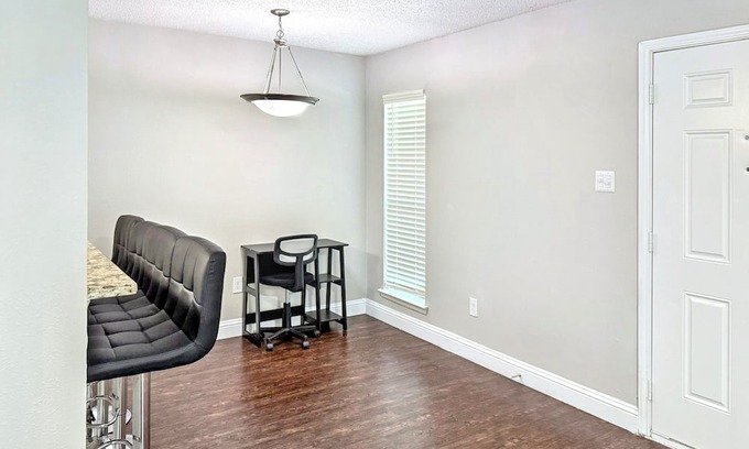 Addison Apartamento | Stylish 1BR w/Smart TV & Wi-Fi