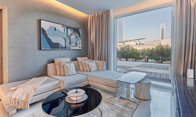 Al Olaya District Apartamento | bnbme | Chic 1BR Apartment w/ Outdoor Pool Access