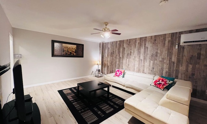 Medicine Hat Casa | Clean 2-bedroom house in Downtown with 1Gbps