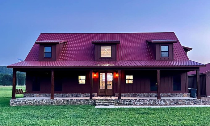 Heber Springs Cabina | Massive cabin on the Little Red River in Heber Springs - 5 bedrooms.
