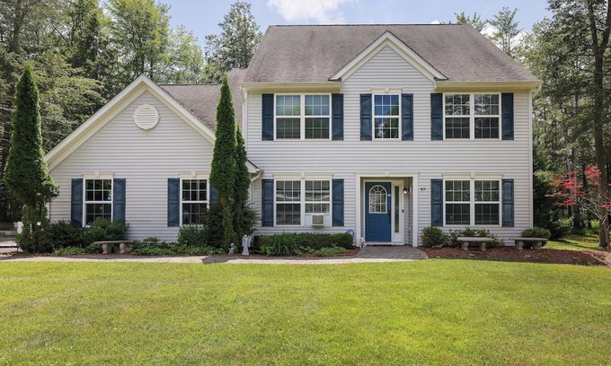 Blakeslee Casa | Luxury, Hot Tub, Jacuzzi, Home Theater, Lake and more in the heart of Poconos
