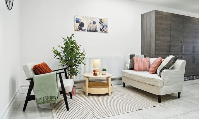 Walsall Casa | Spacious 6-Bedroom/6-Bathroom Stay in Bloxwich